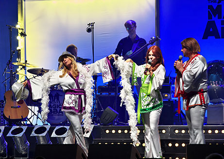 "The Magic of BONEYM Bandmitglieder bei einem Live-Auftritt mit Kostümen"