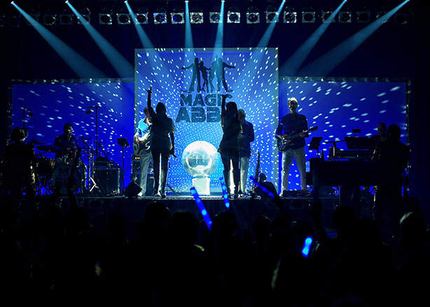 "The Magic of BONEYM Bandmitglieder bei einem Live-Auftritt mit Disco-Lichtern"