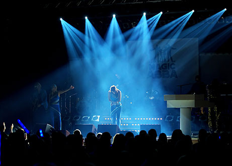 "The Magic of BONEYM Bandmitglieder bei einem Live-Auftritt mit Spots"